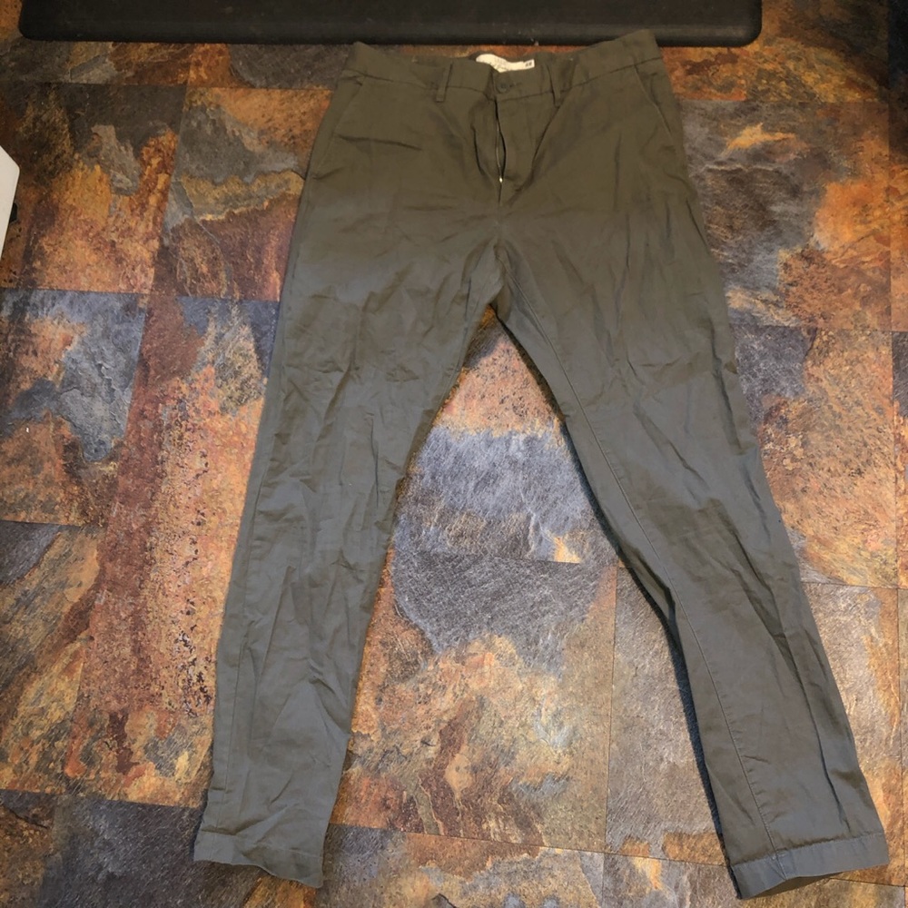 H&M men’s olive green slim fit pants, size 33!
